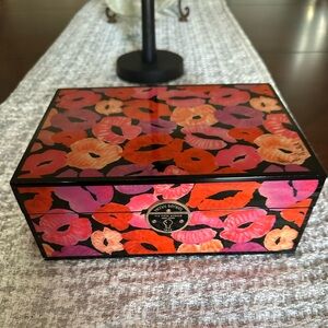 Vintage Henri Bendel “Kisses” Lacquered Jewelry Box  Hard to Find VGUC